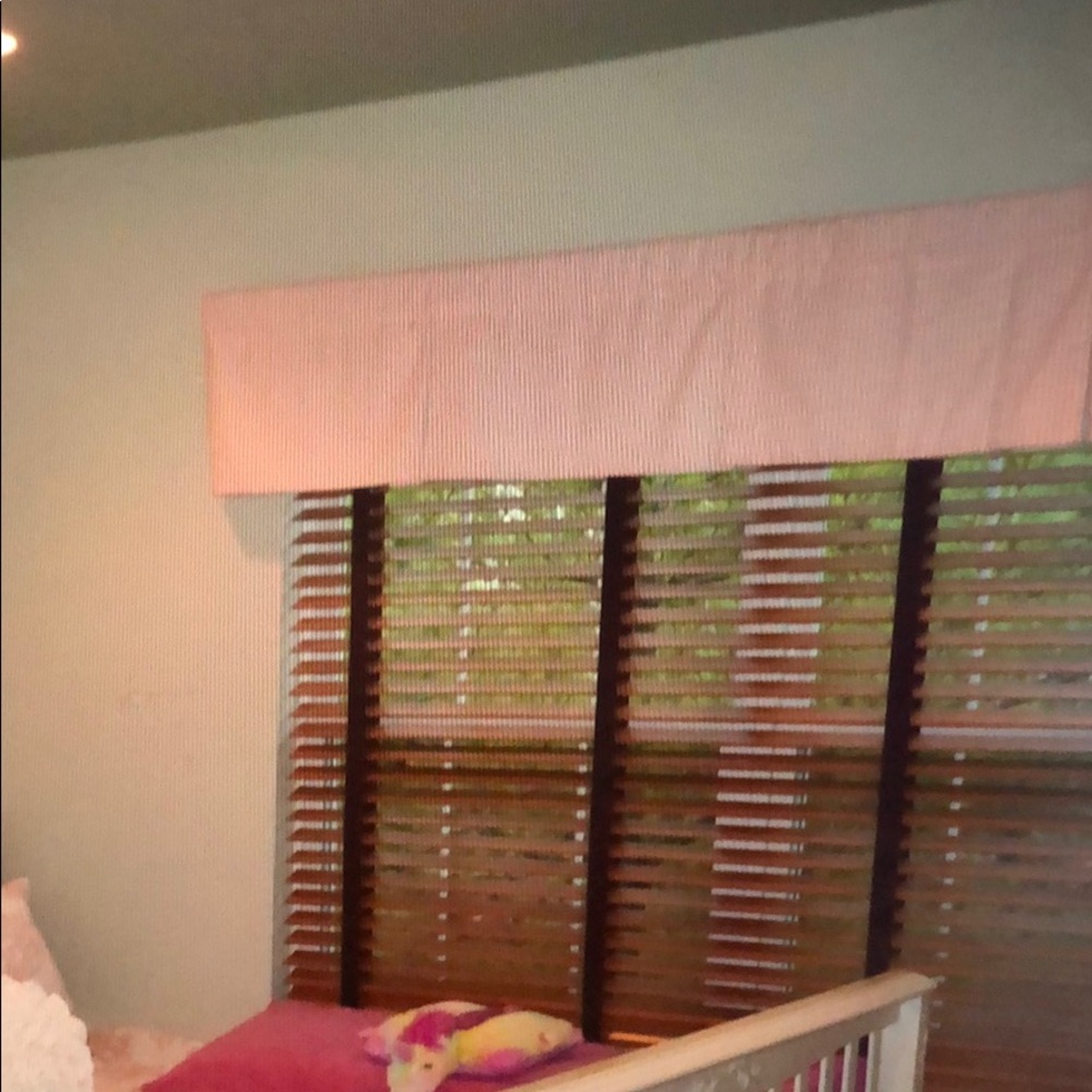 Custom valance- pink gingham w cream velour pleat